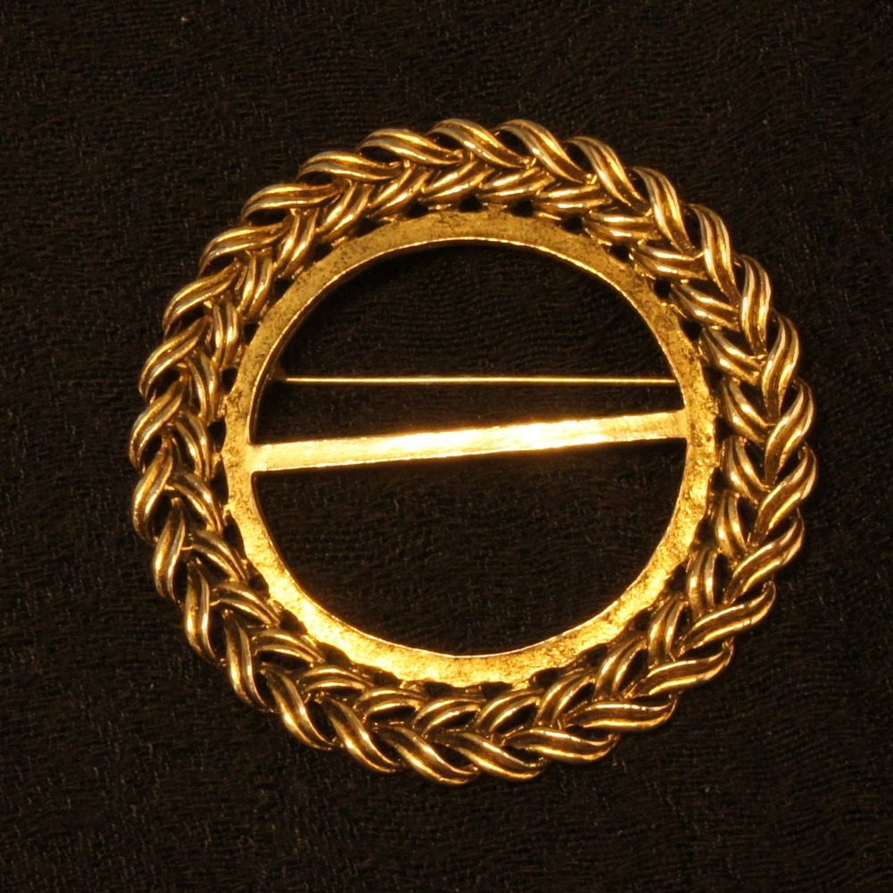 Gold Tone 2.5" Wreath Brooch Large Double Circle Braided Chain Vintage Style